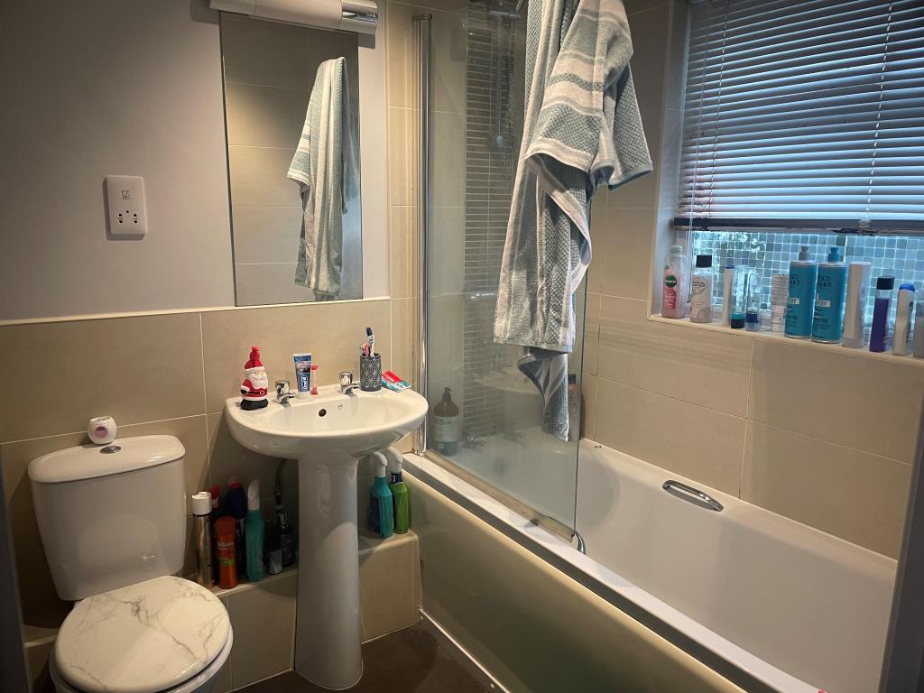 Lot: 93 - LEASEHOLD FLAT WITH PARKING SPACE - Bathroom